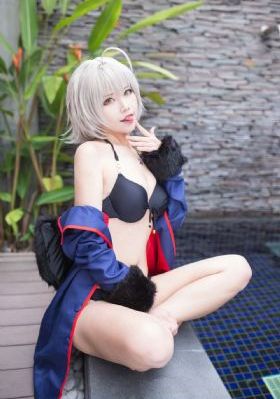 亚洲美女与野兽
